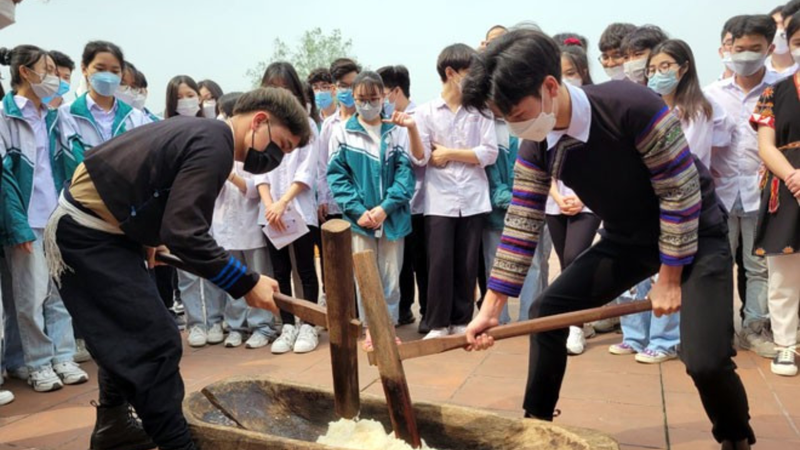 The culture of the Giay ethnic group - Experiencing the making of 'banh day' (2)